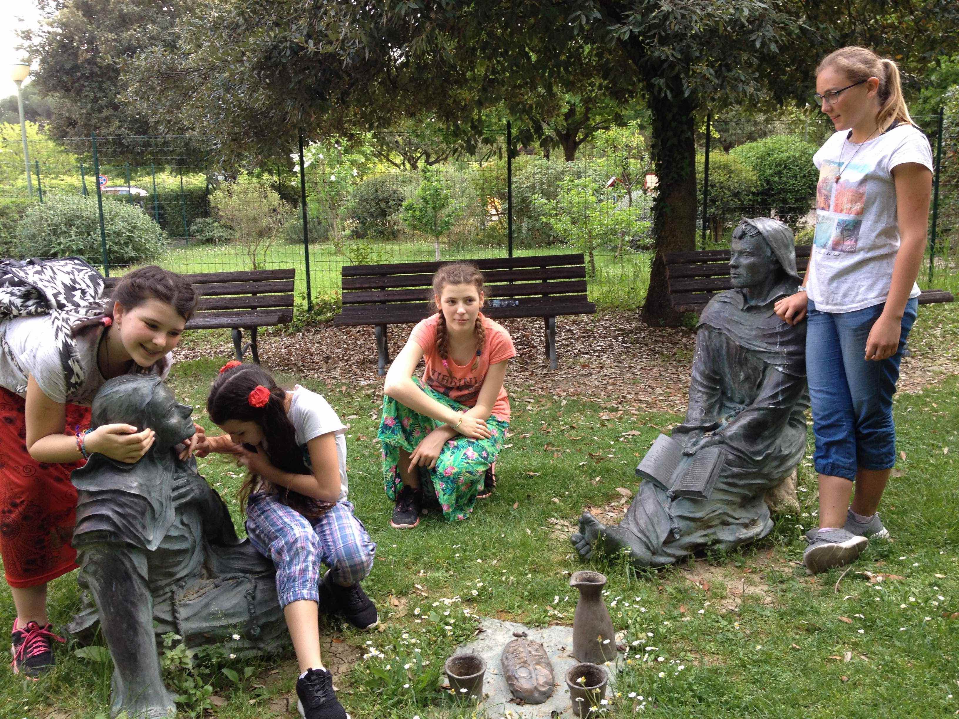 Assisi Familien2018 PortiunculaStatuen3
