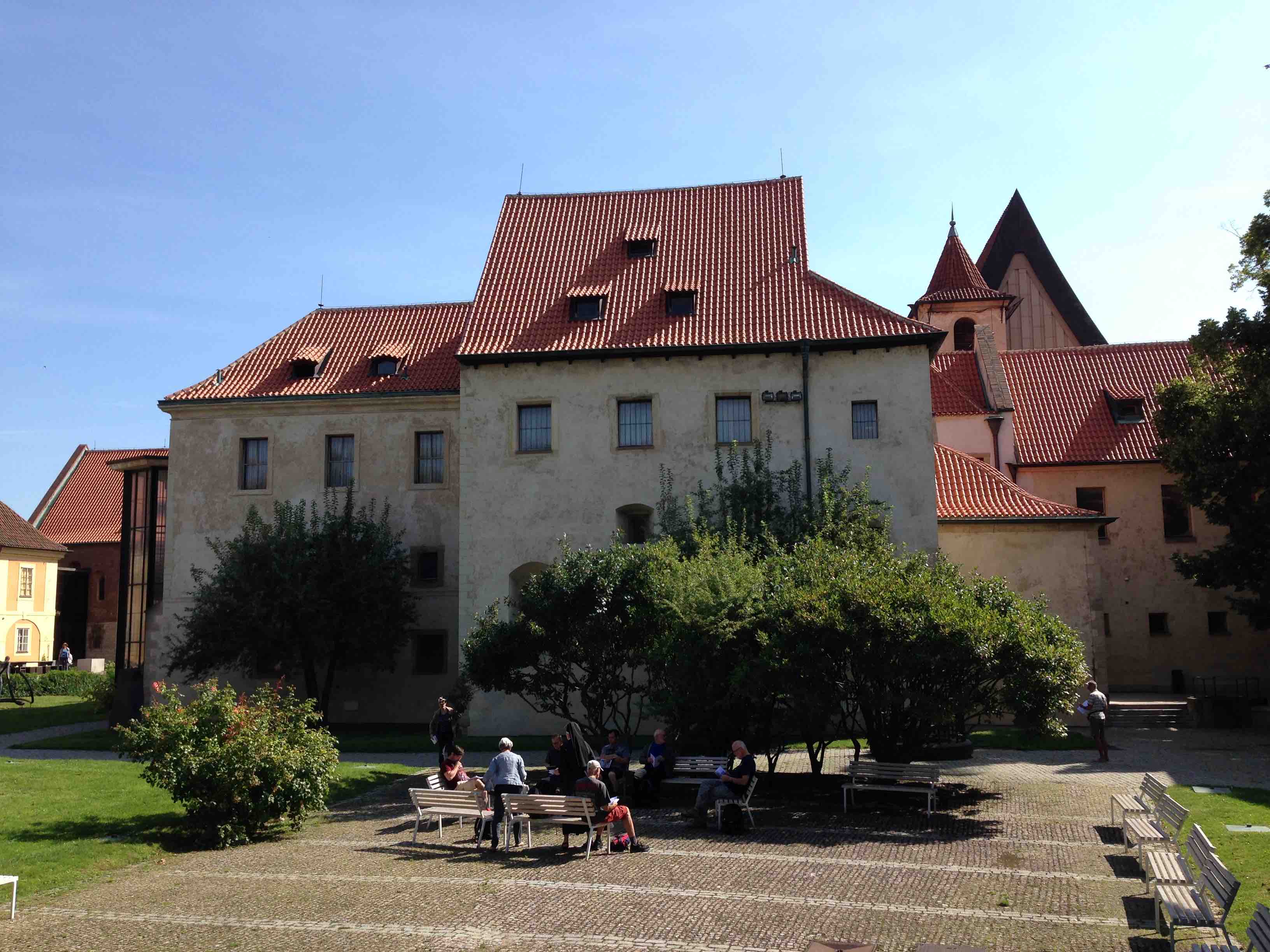 Prag Agneskloster Klausurgarten4
